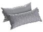 Twee grijze kussens, één effen en één met een geometrisch patroon, met Michalsky-label.