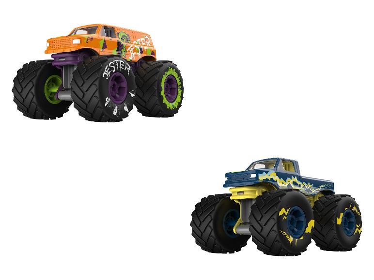 Twee monstertrucks, een oranje 'Jester' en een blauwe met gele bliksems.
