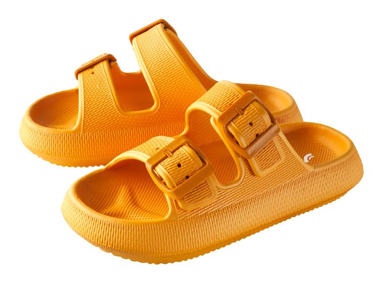 Een paar gele rubberen sandalen.