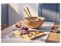 SILVERCREST® bamboeschaal met salade, kaasplank en brood op een tafel.