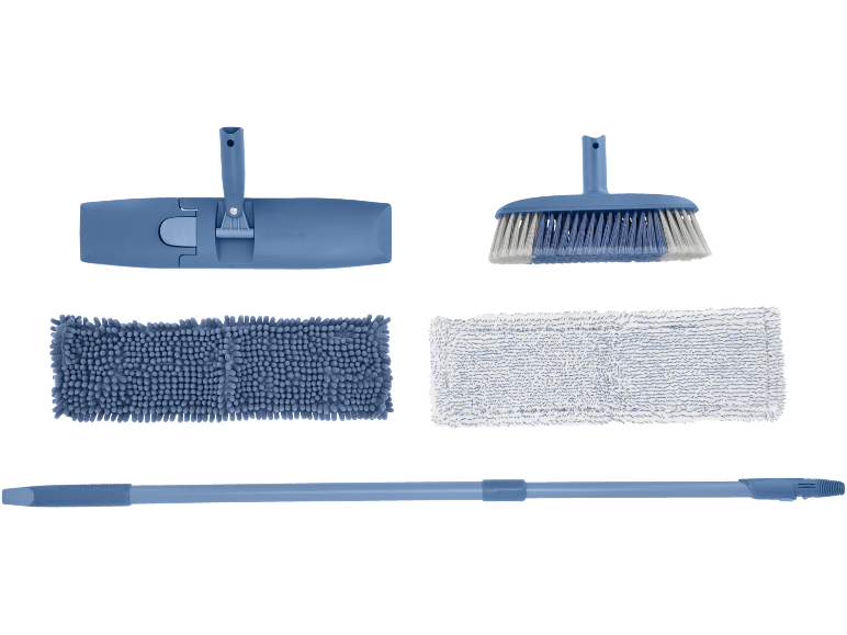 Blauwe schoonmaakset met dweil, borstel en doeken.