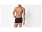 Man zonder shirt in zwarte boxershort