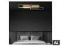 Moderne plafondlamp met houten elementen en LED-verlichting in een donkere slaapkamer.