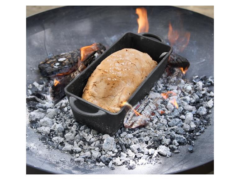 Brood gebakken in gietijzeren ovenschaal boven open vuur.