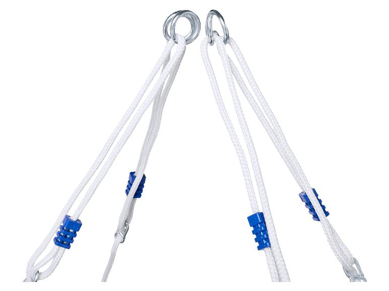 Witte touwen met metalen ringen en blauwe regelaars, om op te hangen
