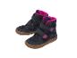 Paar donkerblauwe kinderwinterlaarzen met roze voering en klittenbandsluitingen.