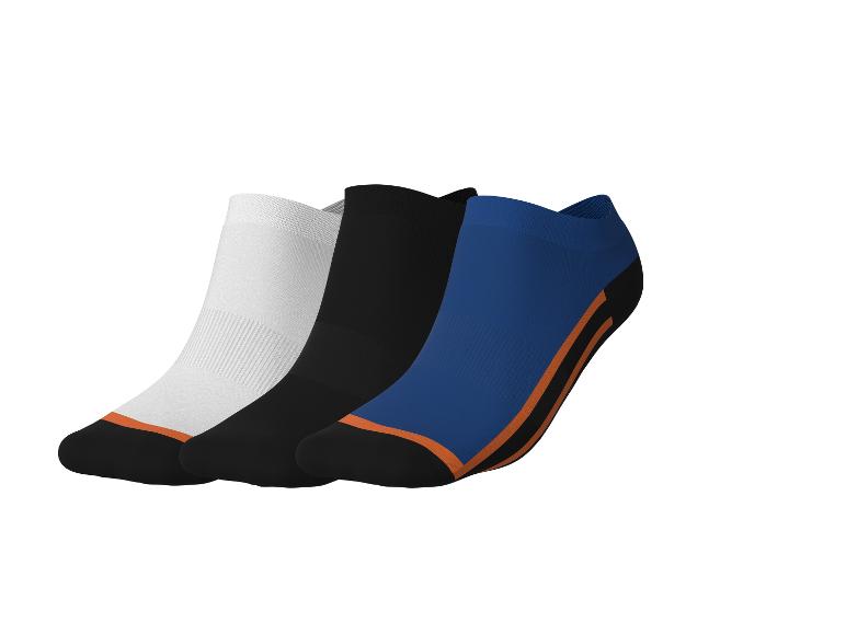 Drie paar sportsokken: wit, zwart en blauw met oranje strepen.