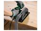 Persoon met handschoenen gebruikt een cirkelzaag met stofzuiger op hout.