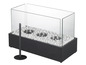Een zwarte gashaard met glazen omheining en witte decoratieve stenen.