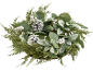 Winterkrans met berijpte dennenappels, witte bessen en groen blad op een zwarte achtergrond.