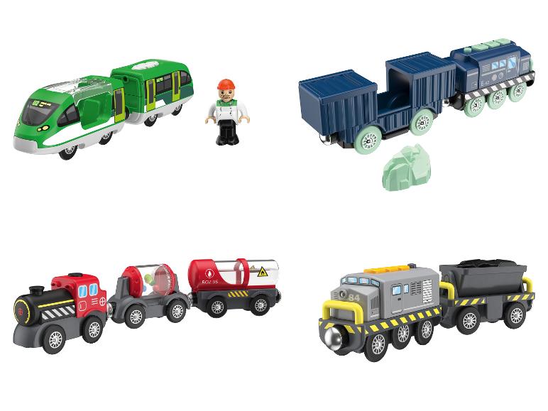 Speelgoedtreinset met locomotieven, wagons en een figuur.