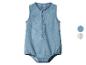 Lichtblauwe denim babyromper met knopen aan de voorkant en elastische details.