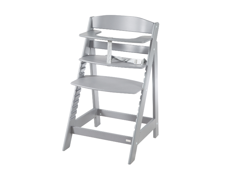 Grijze houten baby eetstoel.