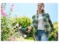 Bloemen water geven met een Gardena sproeipistool.