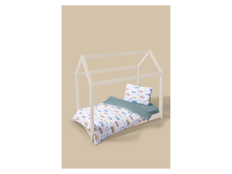 Kinderhuisbed met dekbedovertrek en kussen met autodesign.