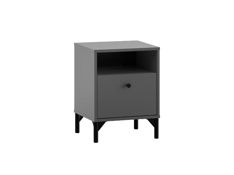 Grijs nachtkastje met een open plank, een lade met een zwarte knop en zwarte poten