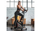 Een vrouw die op een AL2000 hometrainer fietst.