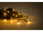 Gouden kerstverlichting op dennentakken.