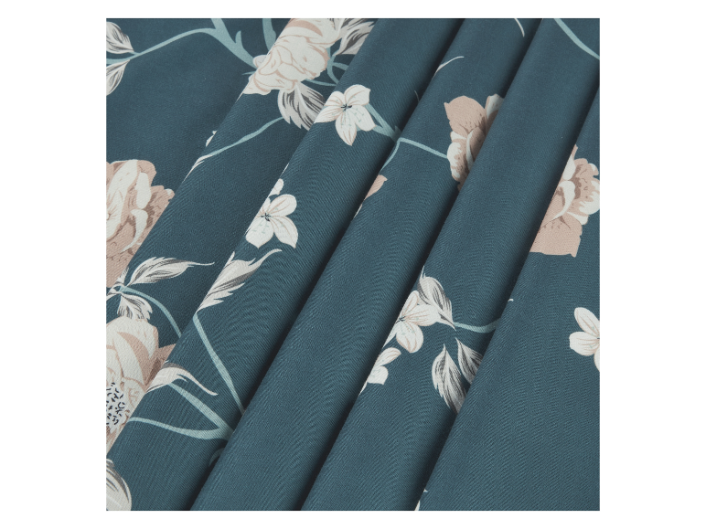 Donkergroene stof met bloemenprint.