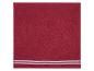 Bordeaux badhanddoek met witte strepen.