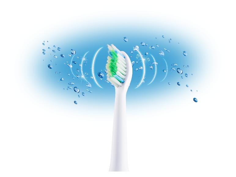 Elektrische tandenborstel met een witte kop en groene en blauwe borstelharen, omringd door waterdruppels.