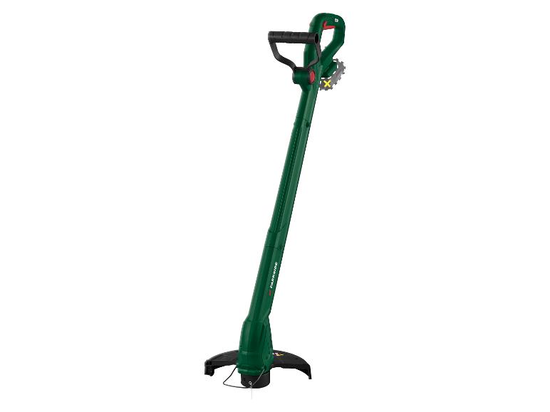 Groene grastrimmer met zwart handvat en beschermkap, schuin afgebeeld.