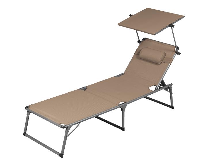 Beige ligstoel met verstelbare rugleuning en zonnescherm.