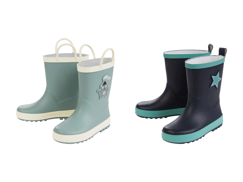 Twee paar kinder regenlaarzen: lichtblauw met een beer en donkerblauw met een ster.