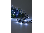 Kerstverlichting met witte LED-lampjes en groene dennennaalden.