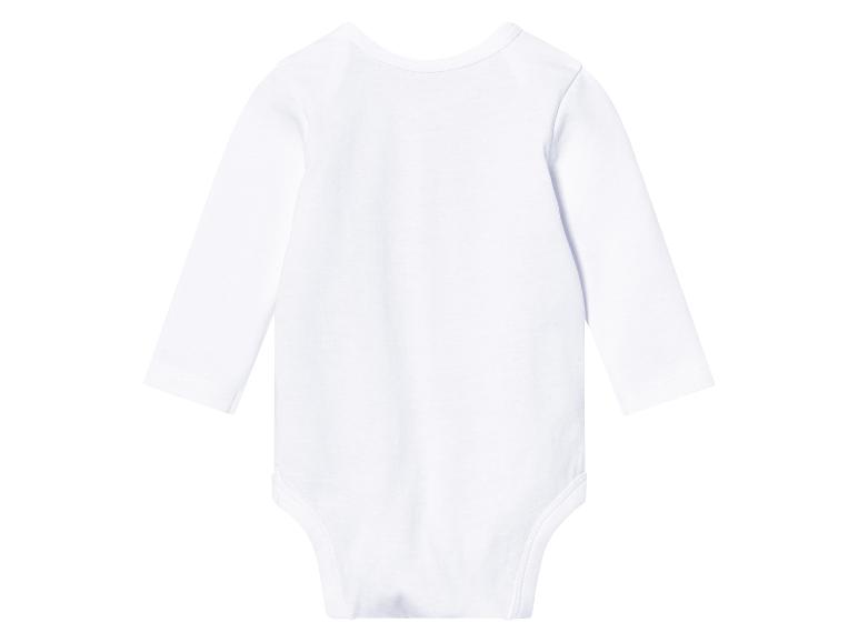 Een wit babypakje met lange mouwen.