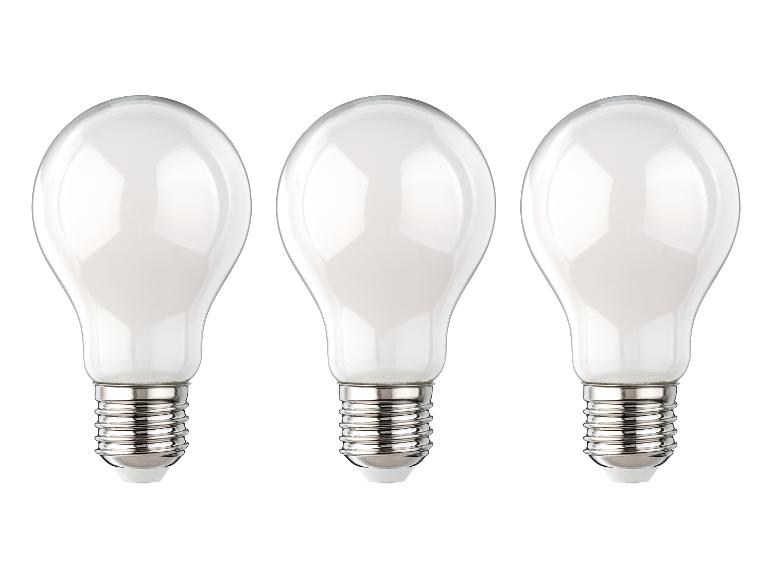 Drie witte, matte gloeilampen met een metalen voet, uitgelijnd op een witte achtergrond.