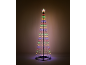 Veelkleurige LED-kerstboom met ster als piek, verlicht een donkere kamer.