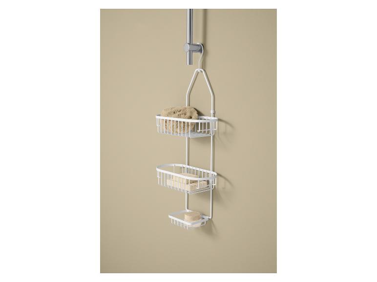 Wit drielaags doucherek met spons en zepen.