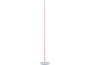 Een vloerlamp die oranje licht uitstraalt, tegen een zwarte achtergrond.