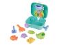 Kinderstrandset met turquoise koffer, zandvormpjes, schep en hark.