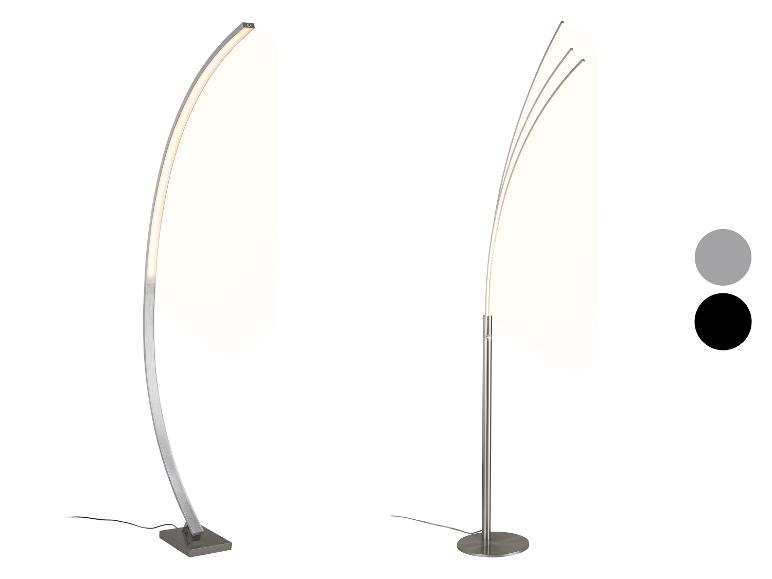 Twee moderne zilveren LED-vloerlampen, één met een gebogen arm, de andere met drie