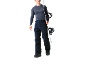 Man in grijs thermoshirt en donkerblauwe skibroek met snowboard.