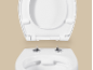 Witte toiletpot met opgeklapte zitting en deksel tegen een beige achtergrond.