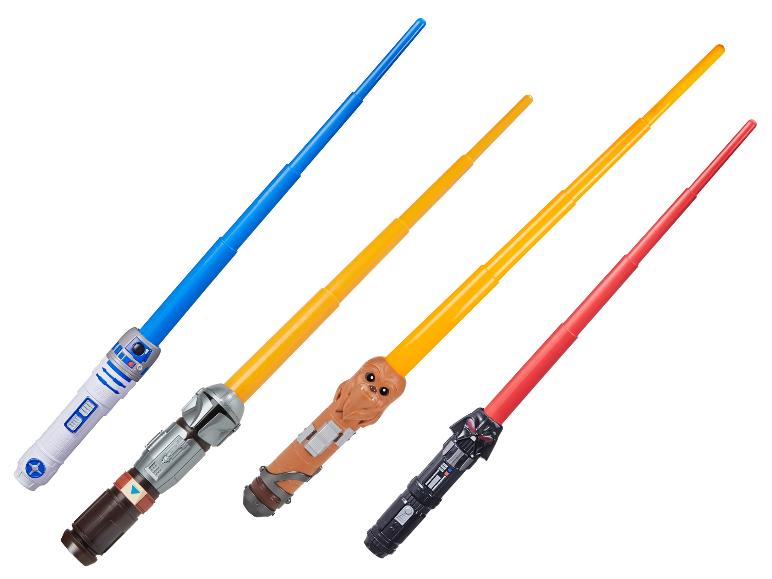 Vier Star Wars lichtzwaarden, waaronder R2-D2, Chewbacca en Darth Vader.