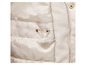 Detail van een beige winterjas met een rits en trekkoord.