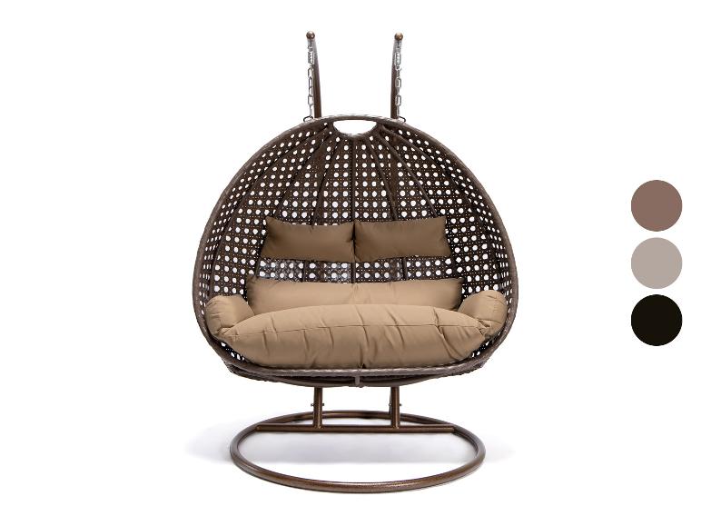 Bruine hangstoel met beige kussens en kussentjes