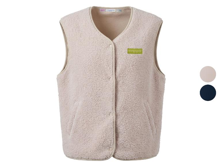 Beige fleecevest met knopen en een groene patch, met beige en marineblauwe kleurstaaltjes.