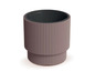 Een roze bloempot met een geribbelde textuur.