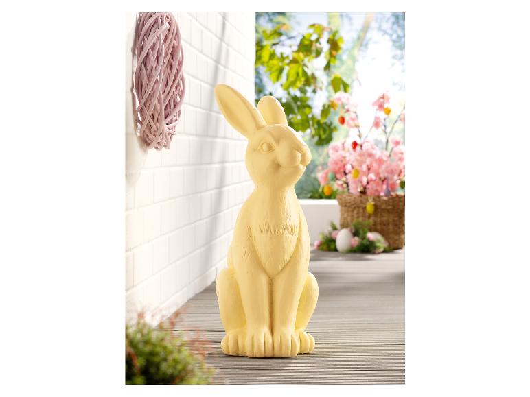 Een geel paas konijn beeld,  geschikt voor de tuin of terras.