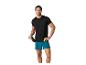 Man in zwart sport shirt en blauwe sport shorts.