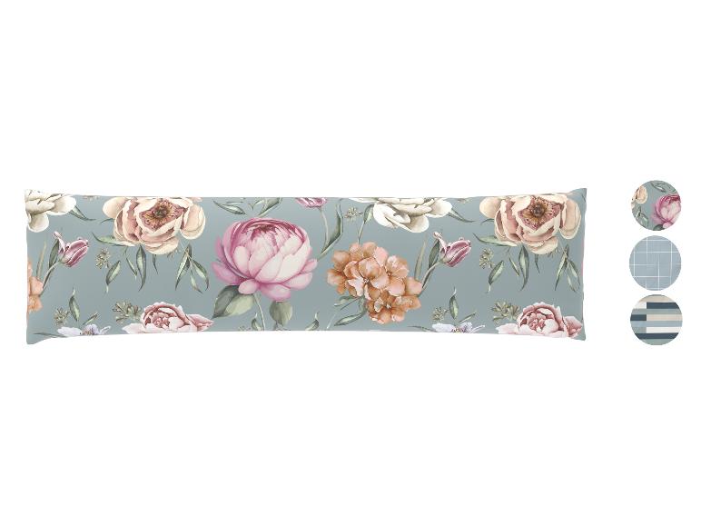 Bodykussen met bloemenprint en patroonstalen.