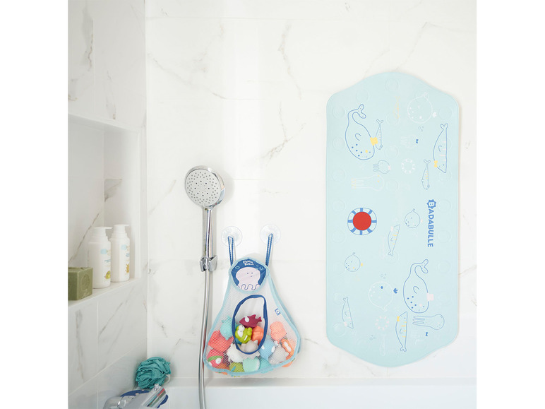 Badmat met walvisprint van Badabulle met een netje vol badspeelgoed.