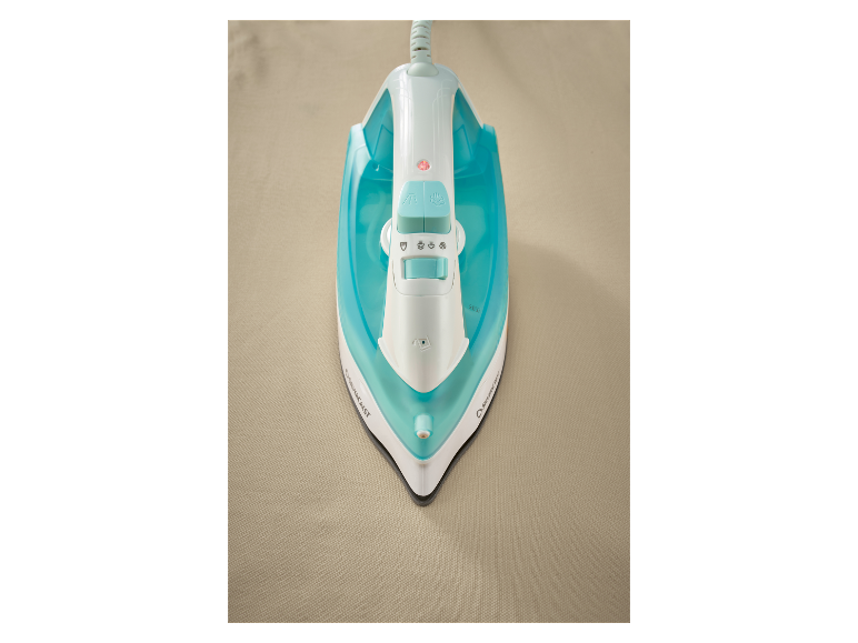 Een SilverCrest stoomstrijkijzer op een beige ondergrond.