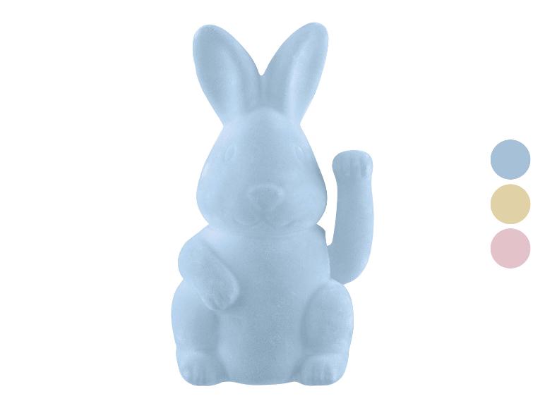 Een blauwe pluche konijn met opstaande oren.