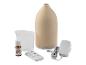 Beige aroma diffuser met afstandsbediening, stroomadapter, maatbeker en etherische olie.